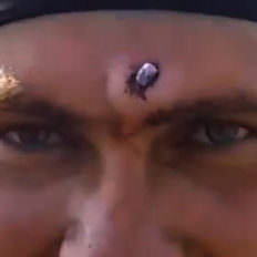 Alnına kurşun saplandı ama... font color=redVİDEO/font