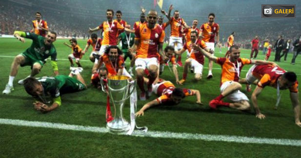 Şampiyon kupasını kaldırdı