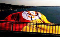Bayrak köprüde