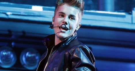 Justin Bieber, arac�yla paparaziye �arpt�