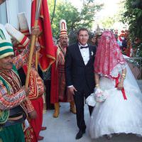 Kız evine mehter takımıyla gitti