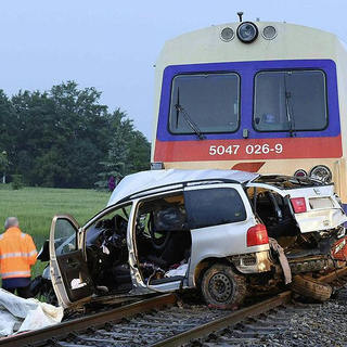 Avusturya'da tren otomobile çarptı 5 ölü