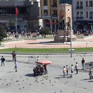 Taksim'de şüpheli çanta alarmı