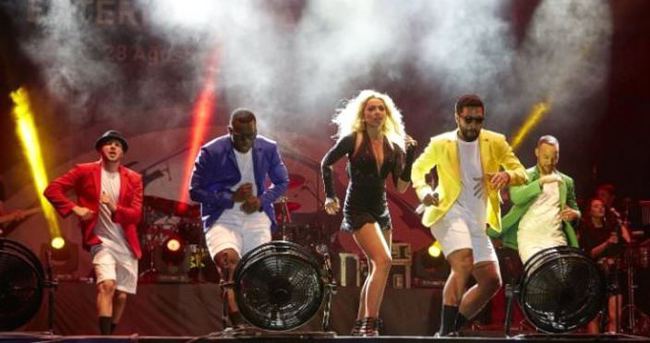 Hadise hasret giderdi