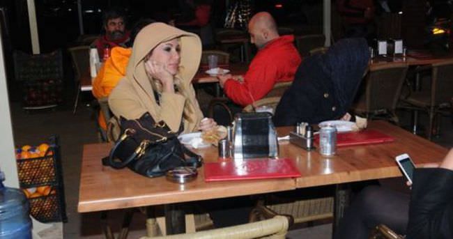 Gamze Özçelik'ten kapüşonlu kamuflaj