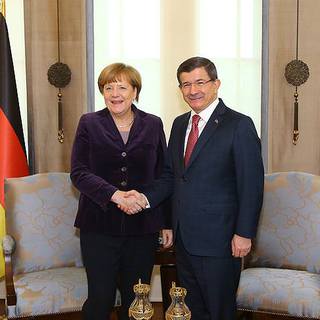 Başbakan Davutoğlu Merkel'i resmi törenle karşıladı