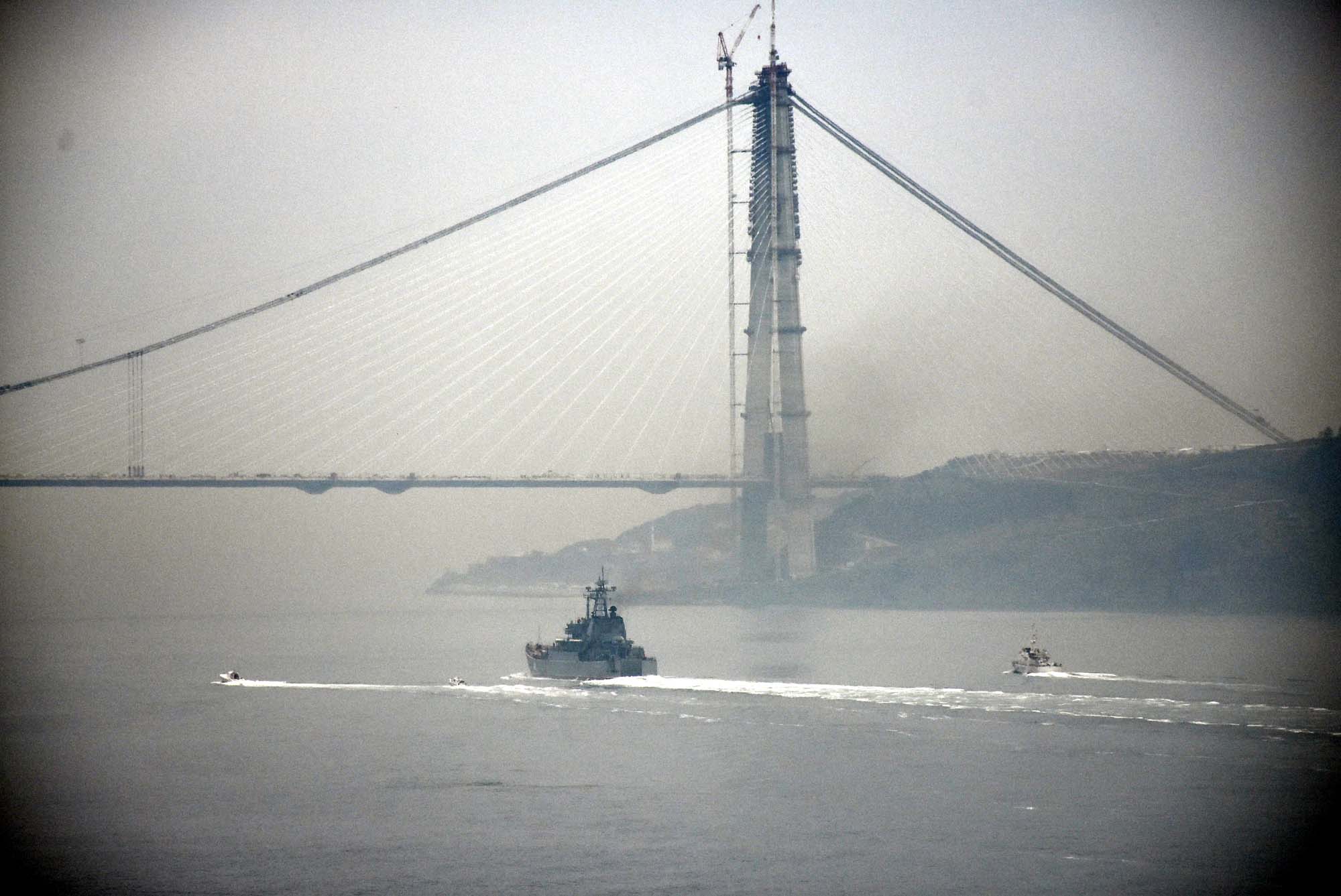 Rus savaş gemisi boğazdan geçti