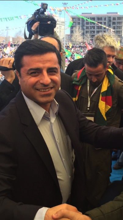 Amedsporlu Deniz Naki HDP'lilerle kol kola!