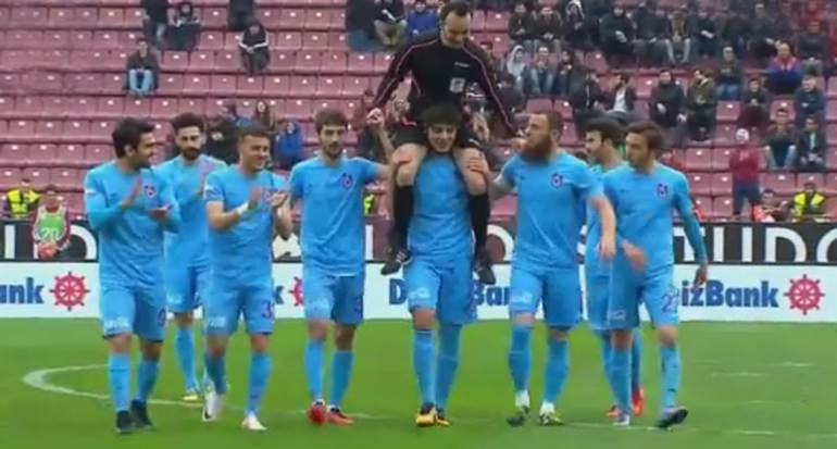 Salih Dursun hakemi omuzlarına aldı