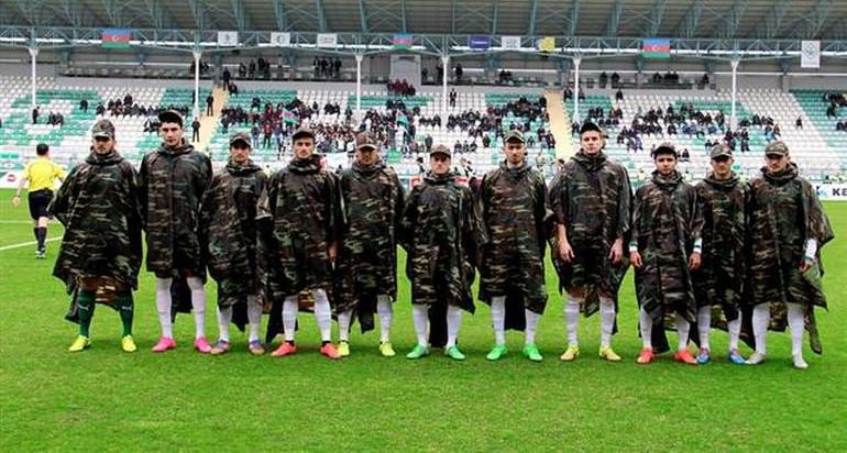 Azeri futbol takımından askeri kıyafetli saygı duruşu
