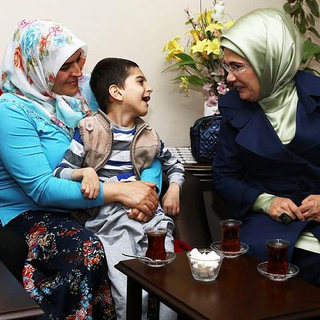 Emine Erdoğan, Sevinmiş Ailesi'ne sürpriz iftar ziyareti yaptı