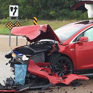 Tesla Model X ile kaza yapan sürücüden Tesla ya teşekkür