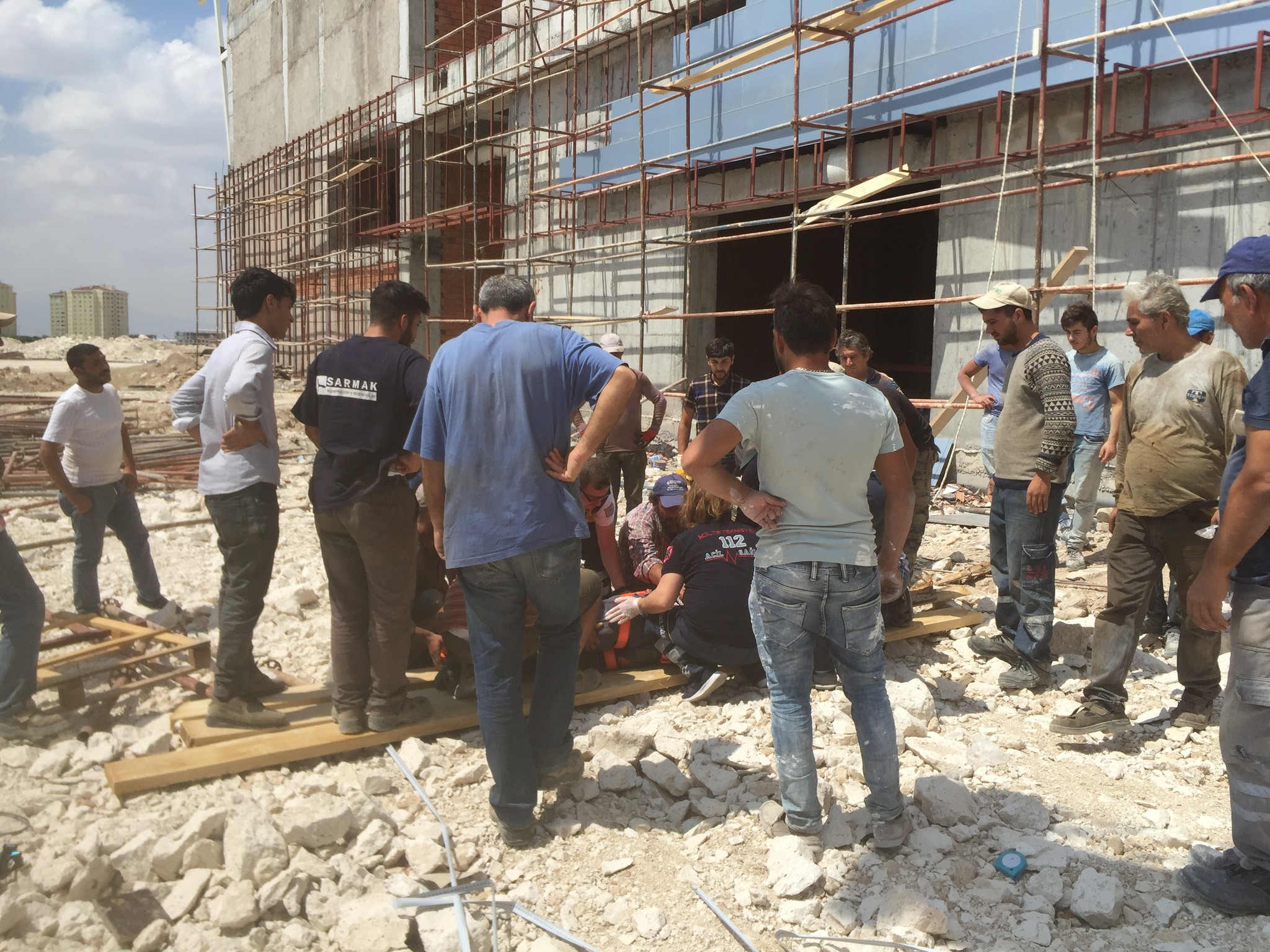 Karaman'da spor salonu inşaatından düşen işçi yaralandı