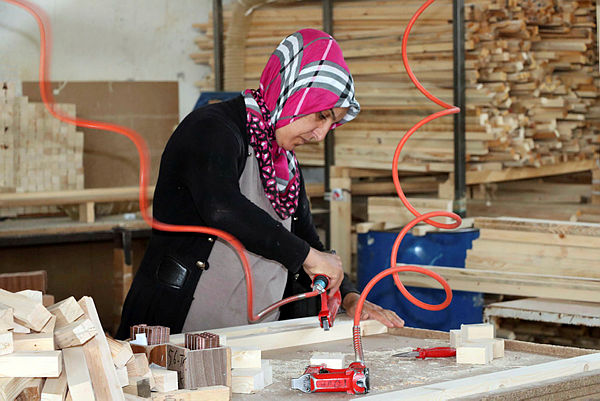 Ahşap kapı yapan kadınlar erkeklere taş çıkartıyor Ahşap kapı yapan kadınlar erkeklere taş çıkartıyor