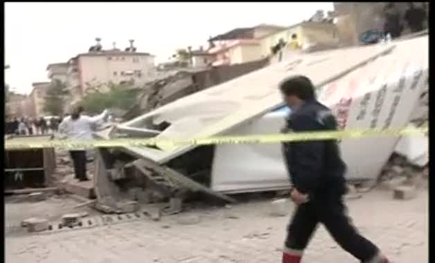 Malatya'da 7 katlı bina çöktü