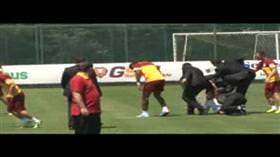 Sahaya giren taraftar Drogba'yı sakatladı