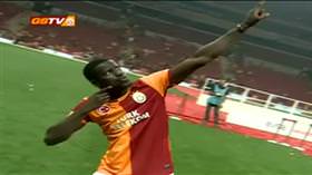 Eboue muhabirliğe soyundu