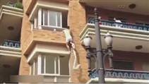 Aldat�rken yakalan�nca evden b�yle ka�t�
