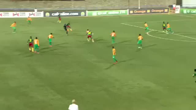 Orta sahadan kaleciyi böyle avladı!